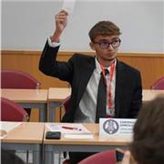 Soy un chico extrovertido, gracioso, amable y divertido con ganas de trabajar